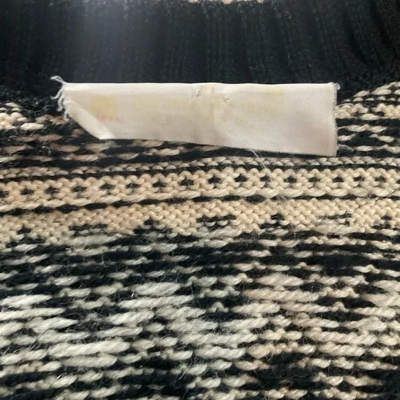 “Scandinavian” Style Embroidered Hook And Eye Closure Long Sleeved Sweater. - Picture 11 of 14